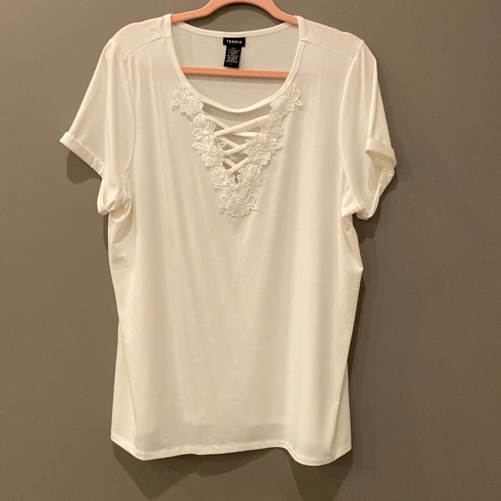 TORRID Women’s Size 2 PTP 22” Short Sleeve White blouse